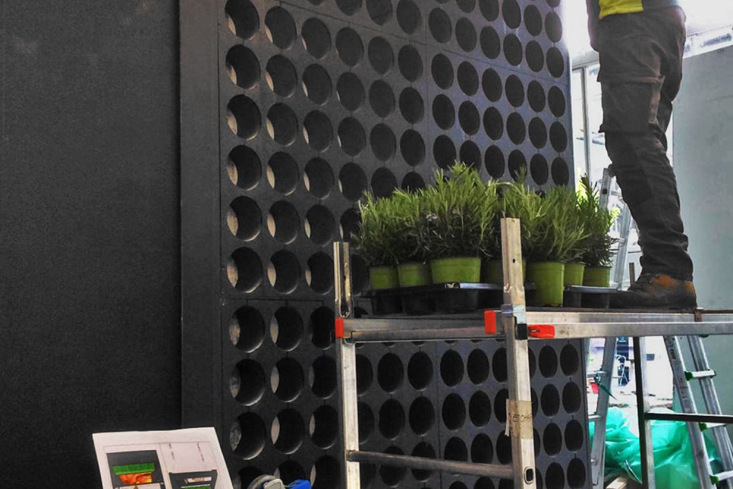 Realizzazione parete piantumata per stand fieristico con utilizzo di nostri pannelli sagomati